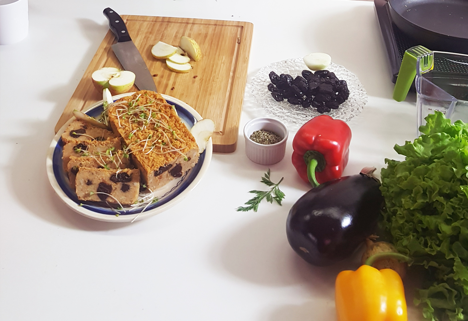 Blog kulinarny pasztet wegański z fasoli na stole z warzywami