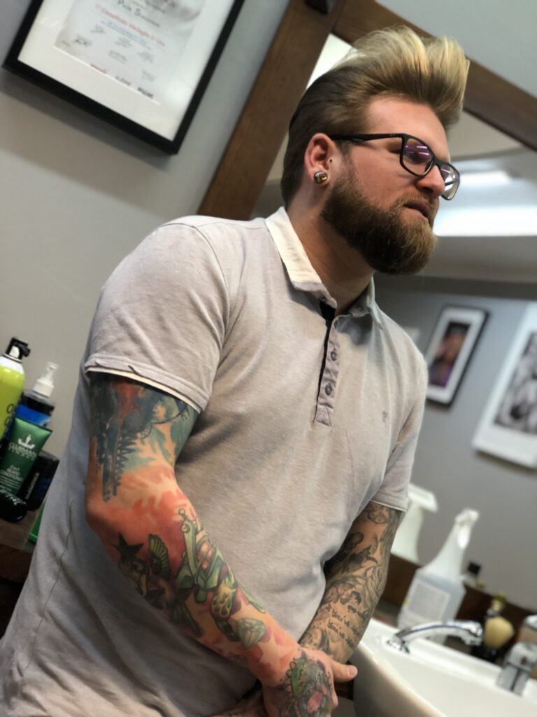 projekt ink - bloger dawid jurczyk podczas pracy w studio tatużu 