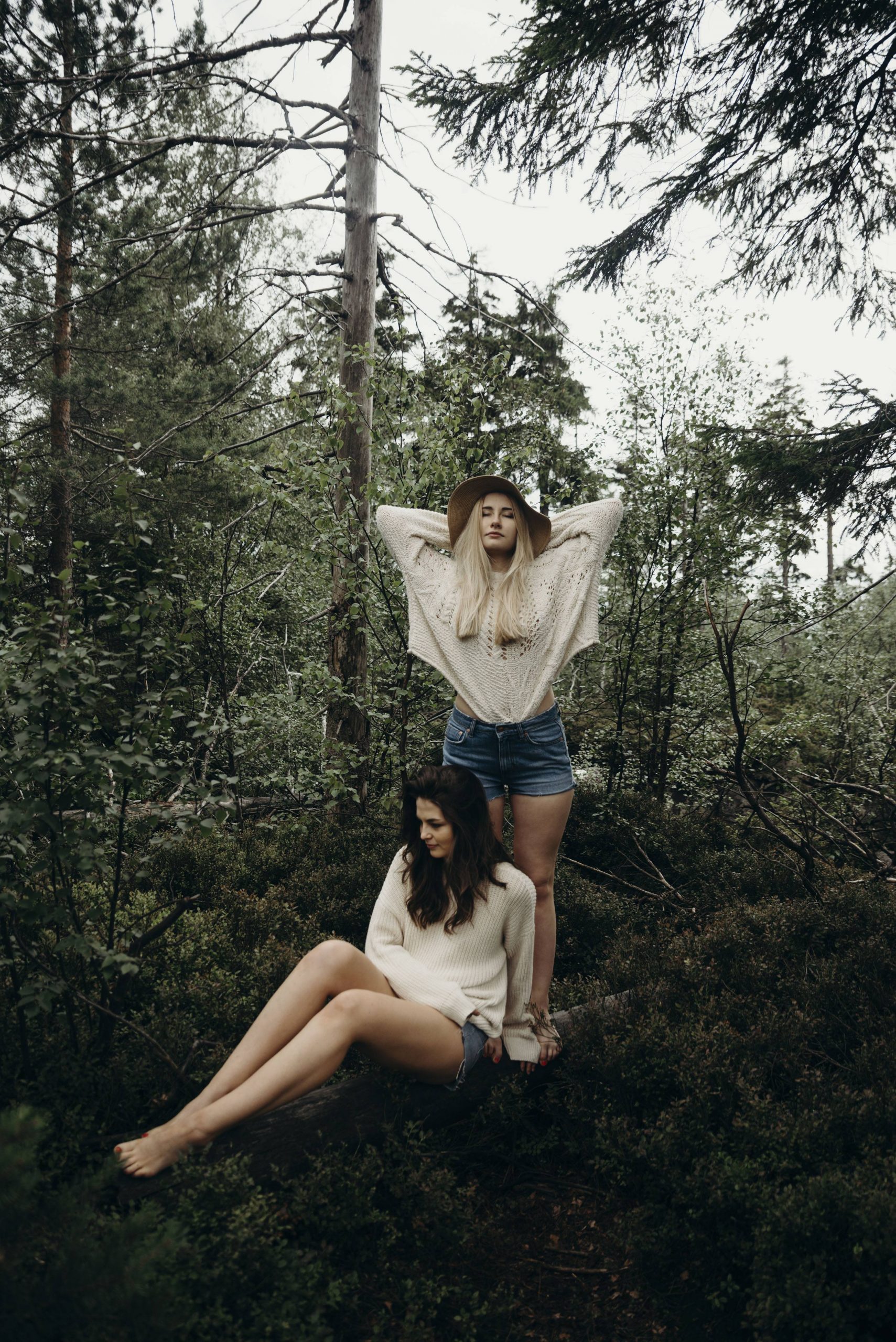 blog kosmetyczny piggypeg, Ania i Monika podczas sesji fotograficznej w lesie