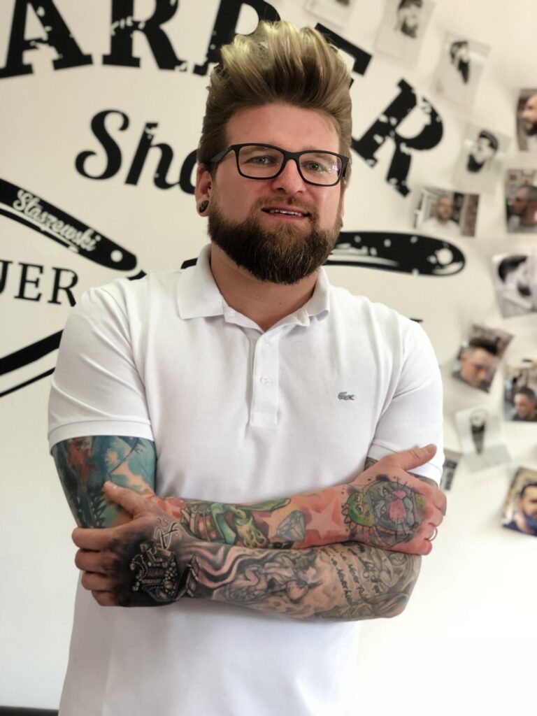 projekt ink - bloger Dawid Jurczyk pozujący w studio tatuażu 