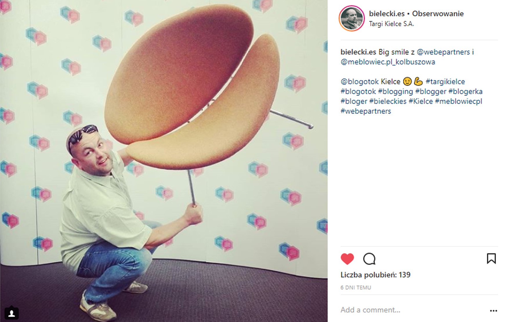 bloger bielecki.es pozujący z krzesłem ze sklepu meblowiec screenshot z instagrama