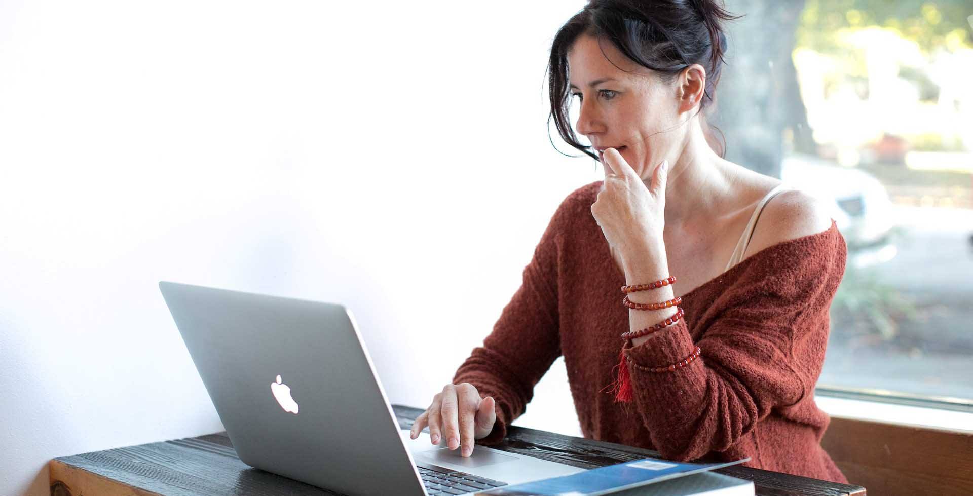 dobre SEO na blogu - kobieta siedząca przy komputerze marki apple 